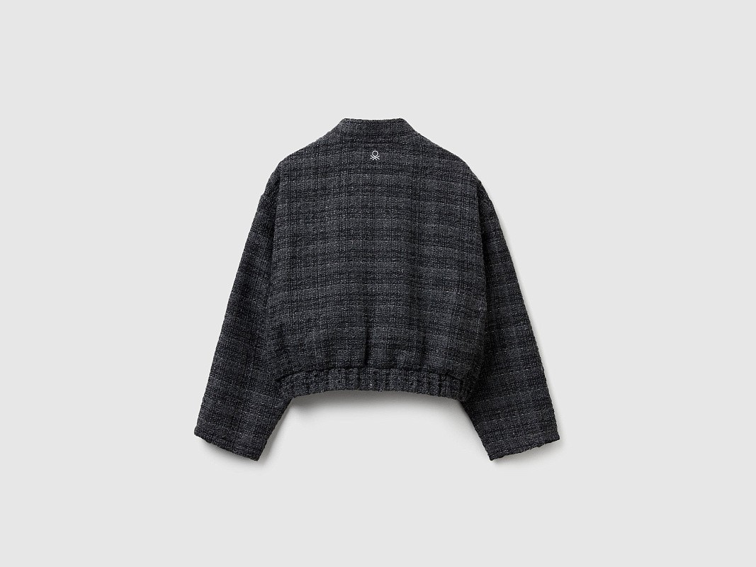 Бомбер с накладными карманами